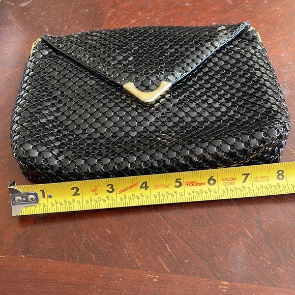 La Regale black beaded purse with strap and crown detail on the side - Picture 11 of 12